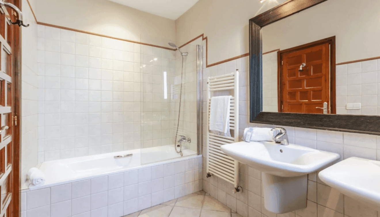 Cuarto de baño equipado con bañera y mampara de ducha