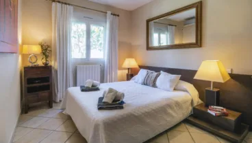 Dormitorio acogedor y relajante con encanto rústico