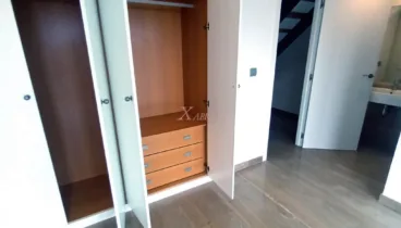 Dormitorio con armarios empotrados y baño en suite