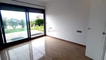 Dormitorio principal con acceso a terraza y jardín privado