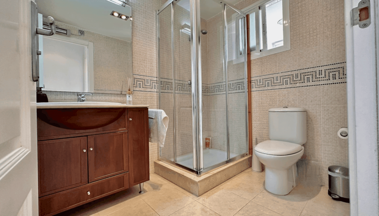 El apartamento dispone de 3 cuartos de baño en su totalidad