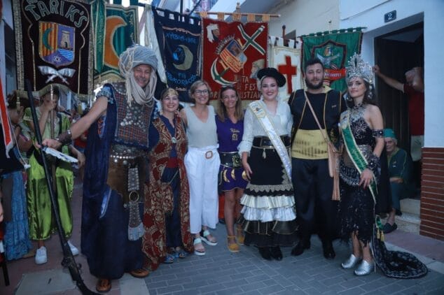 Imagen: Cargos y autoridades en la entraeta de Moros i Cristians del centro histórico