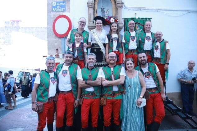 Imagen: Filà Contrabandistes con su abanderada en la hornacina de Sant Jaume