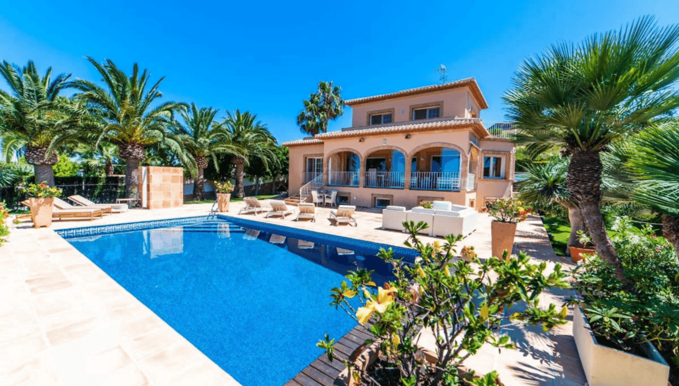 Exterior de la villa con vistas al mar