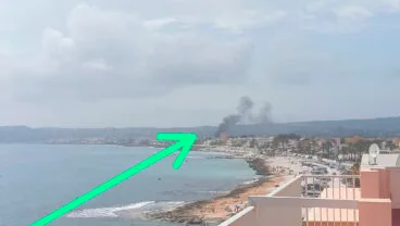 Humo en el puerto deportivo de Xàbia visto desde la lejanía