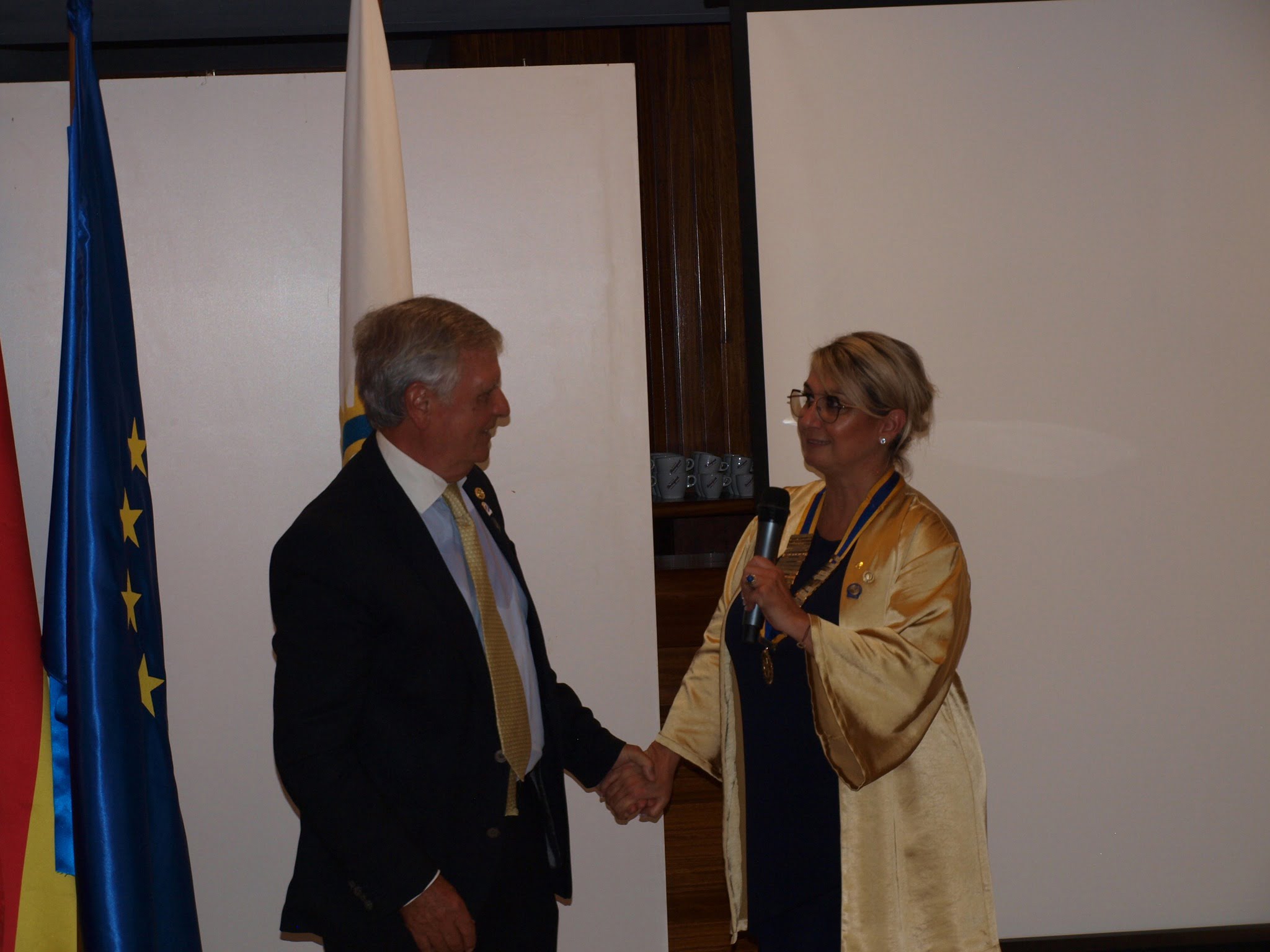 Intercambio de collares en el Rotary Club. Andrea Salerno nueva presidenta