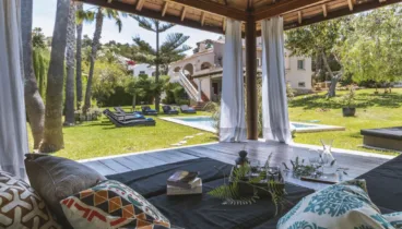 Jardín paradisíaco con césped perfecto