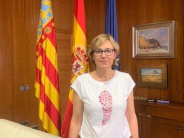 La alcaldesa de Xàbia en su despacho