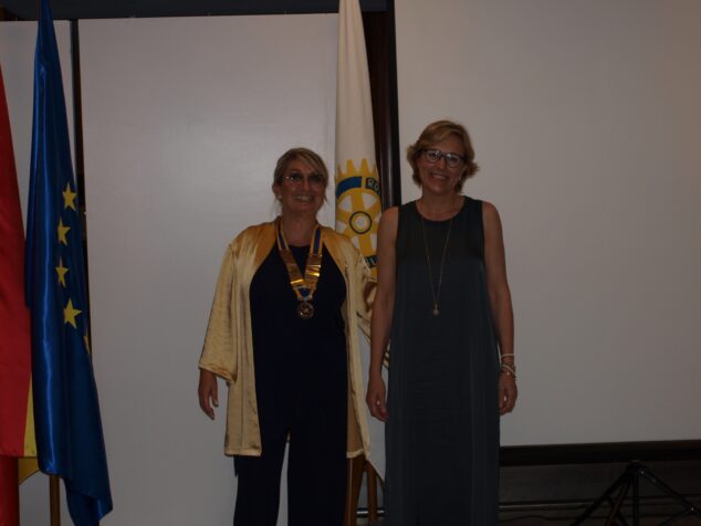 Imagen: La alcaldesa Rosa Cardona con la nueva presidenta del Rotary Andrea Salerno
