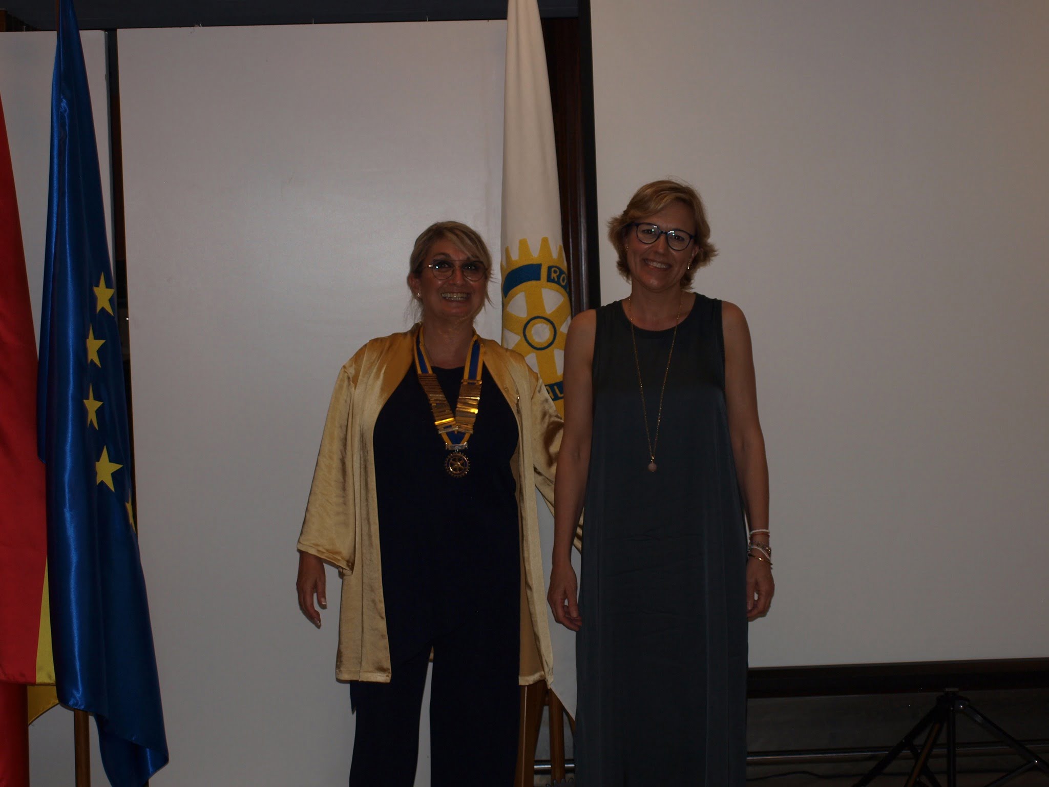 La alcaldesa Rosa Cardona con la nueva presidenta del Rotary Andrea Salerno