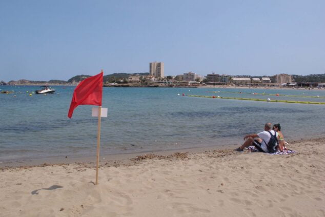 Imagem: A bandeira vermelha tremula na praia de Arenal antes do novo fechamento