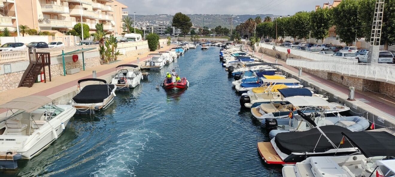 La brigada retira los peces muertos del Canal de la Fontana