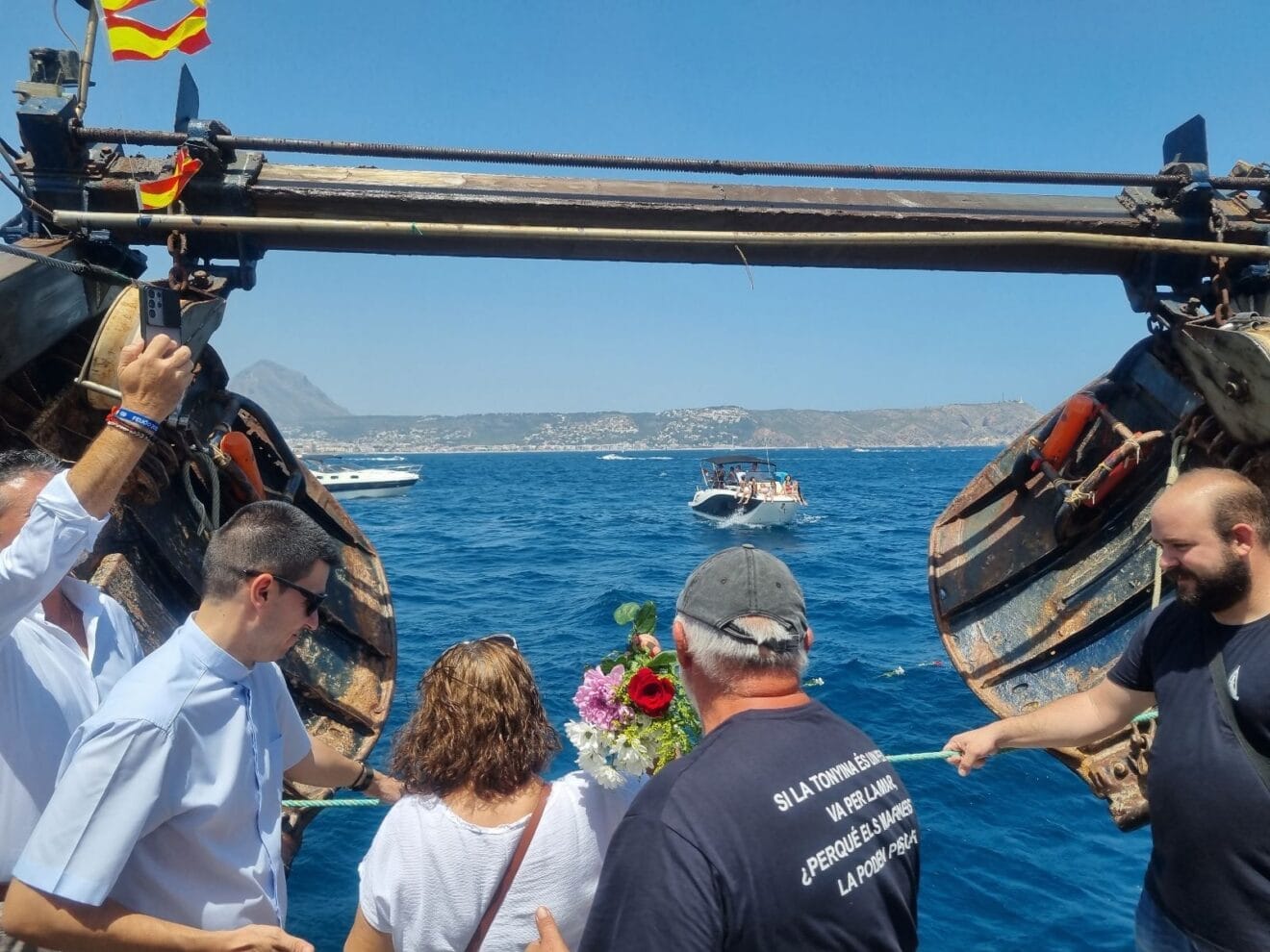 Ofrenda a los marineros fallecidos en la procesión marinera del día del Carmen