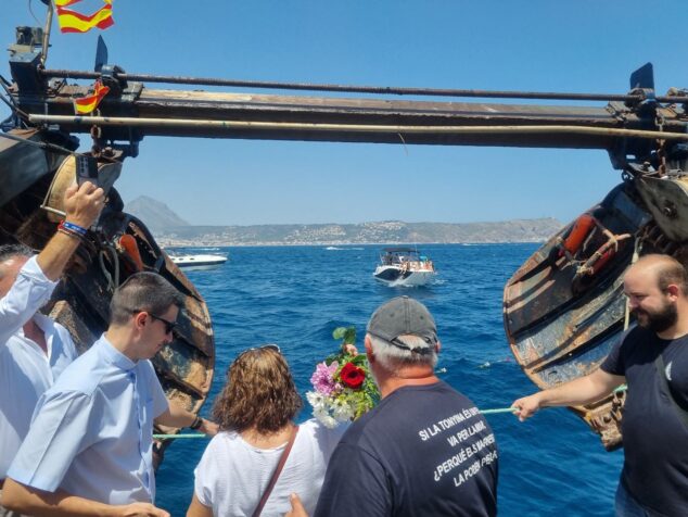 Imagen: Ofrenda a los marineros fallecidos en la procesión marinera del día del Carmen