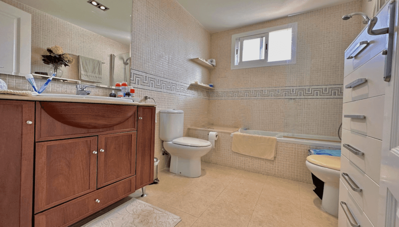 Otro de los amplios cuartos de baño que tiene la casa