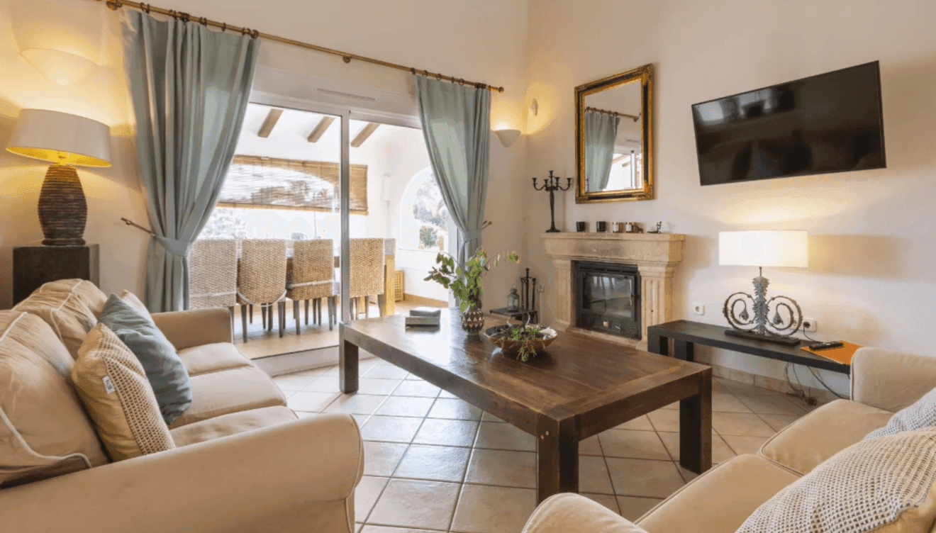 Salón-comedor con salida a la terraza cubierta