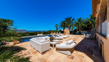 Terraza abierta con zona de sofás