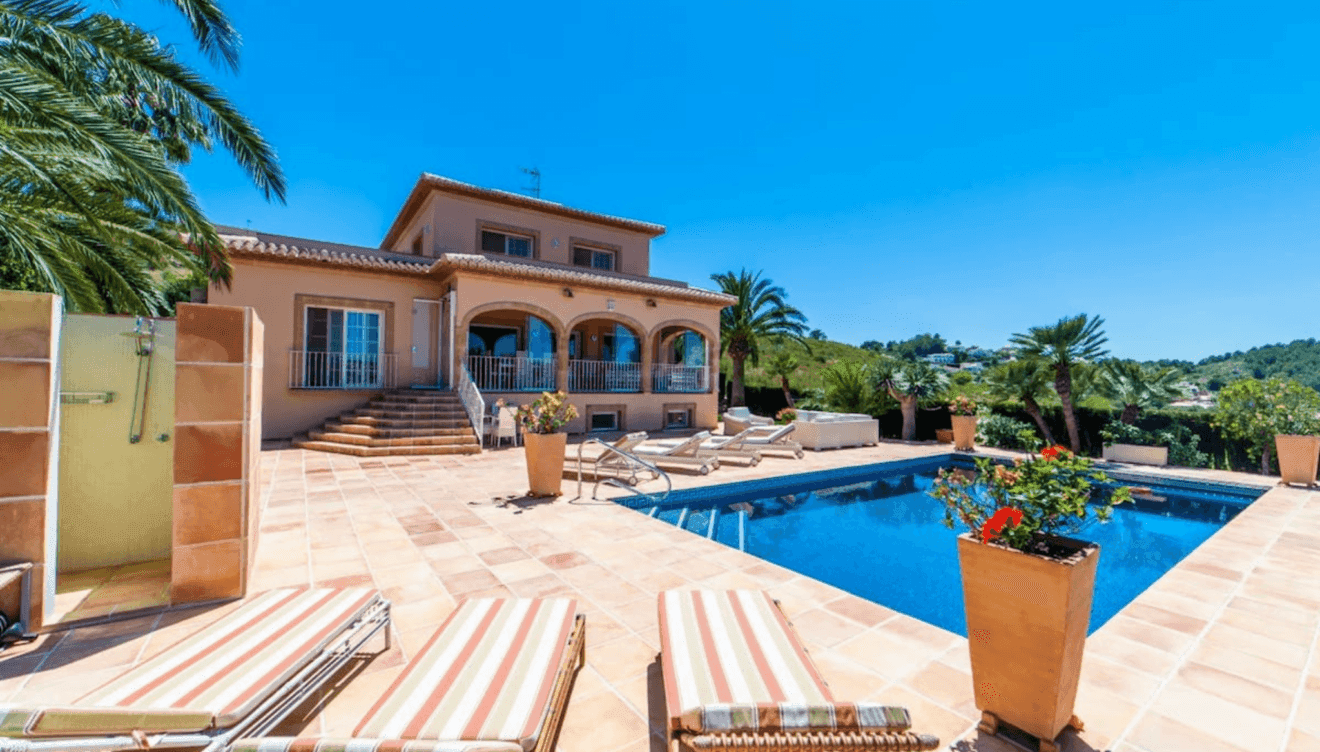 Terraza con piscina y tumbonas
