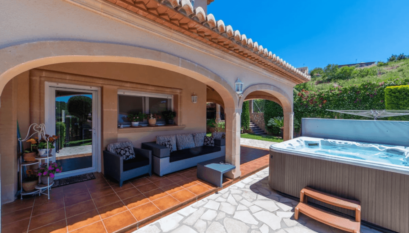 Terraza cubierta con sofá