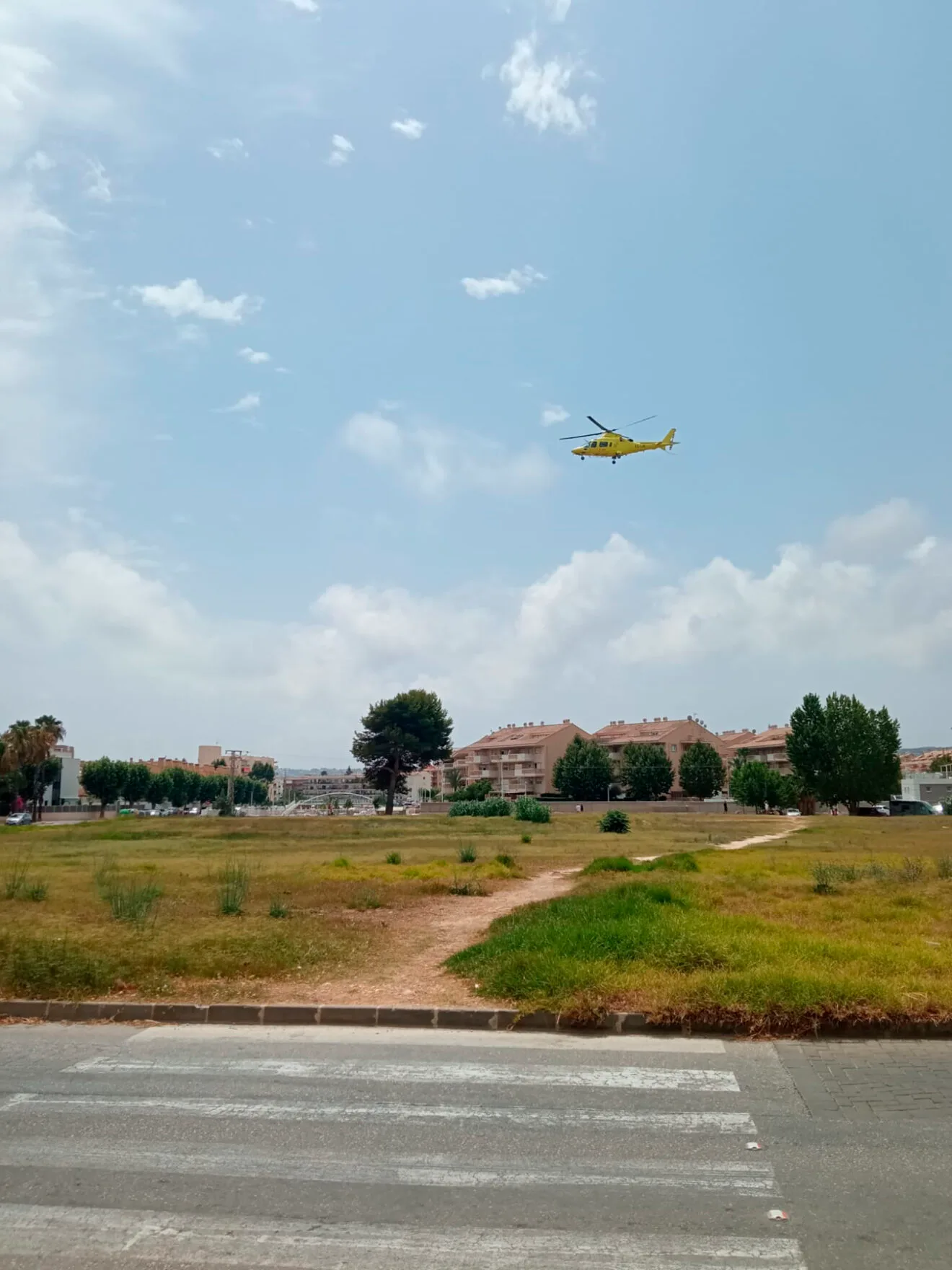 Traslado del herido más grave hasta el Hospital la Fe de València en helicóptero desde Xàbia