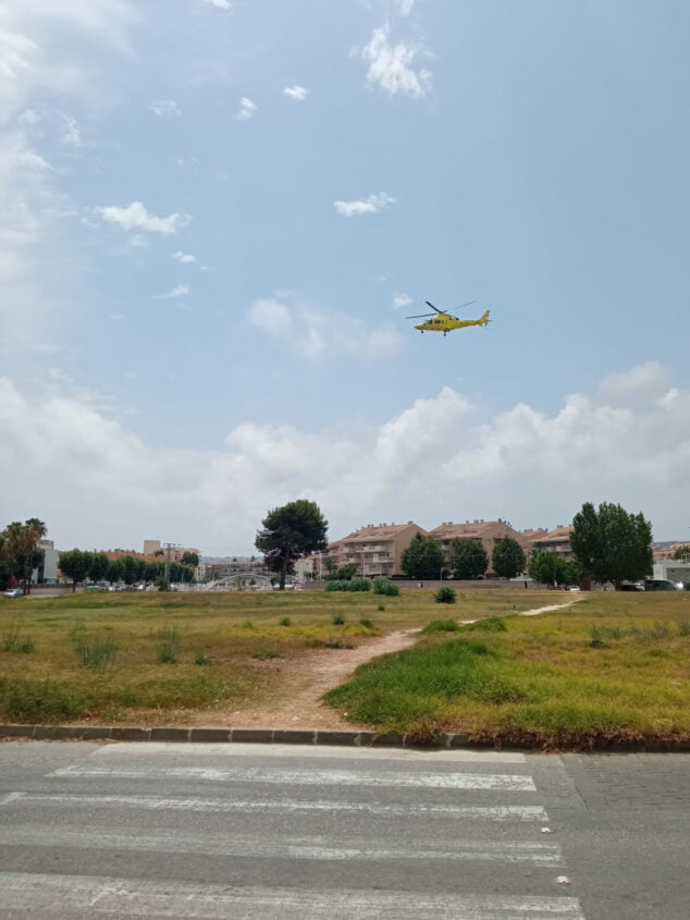 Imagen: Traslado del herido más grave hasta el Hospital la Fe de València en helicóptero desde Xàbia