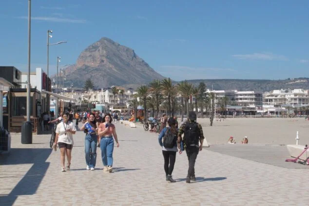 Afbeelding: Toeristen langs de Arenal strandpromenade