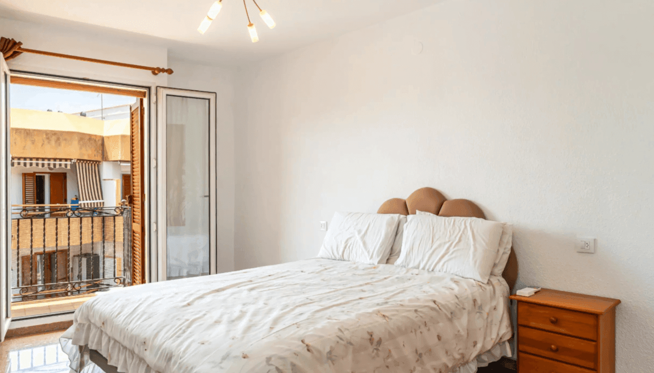 Un dormitorio con acceso a la terraza