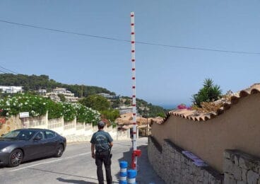 Vigilante en la barrera de control de acceso a la Cala de la Barraca