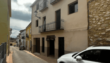 Acogedora casa de pueblo en la céntrica calle Principal de Adsubia