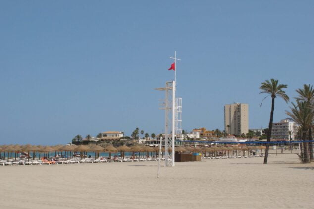 Afbeelding: Rode vlag op het Arenal-strand