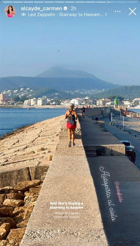 Imagen: Carmen muestra el paseo de la escollera como 'la autopista al cielo'