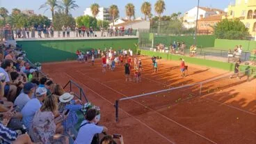 Clinic de David Ferrer con los niños y niñas en el Club de Tenis Jávea