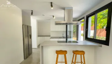 Cocina abierta y equipada con acabados de alta gama