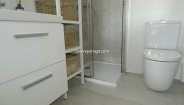 Cuarto de baño equipado con plato de ducha y mampara