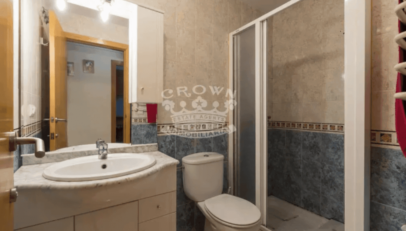 Cuarto de baño equipado con plato de ducha y mampara