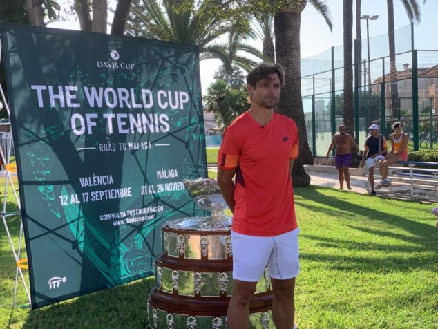Imagen: David Ferrer en el Club de Tenis Jávea con la Copa Davis