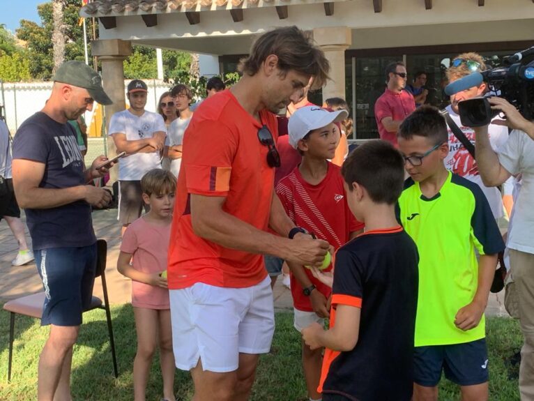 David Ferrer firmando pelotas de tenis a los niños y niñas