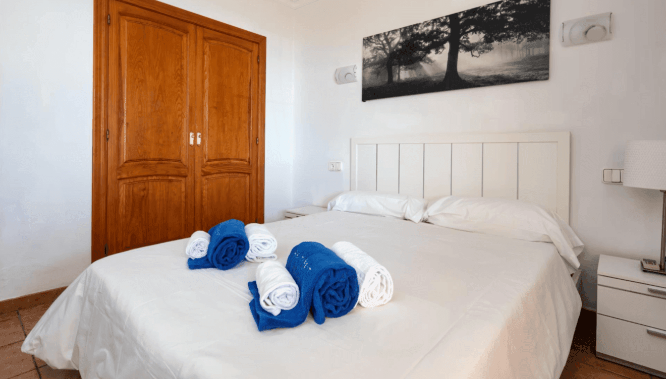 Dormitorio con aire acondicionado y armarios empotrados