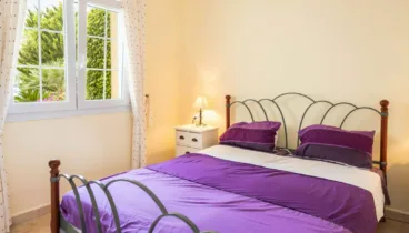 Dormitorio con cama doble muy luminoso