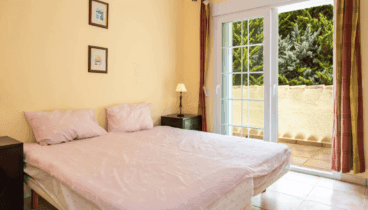 Dormitorio con dos camas individuales