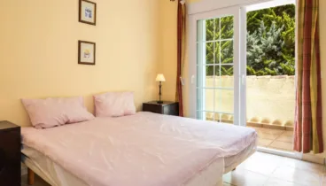 Dormitorio con dos camas individuales