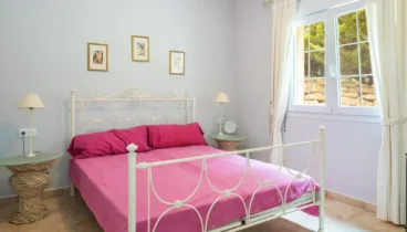 Dormitorio fresco con abundante luz natural