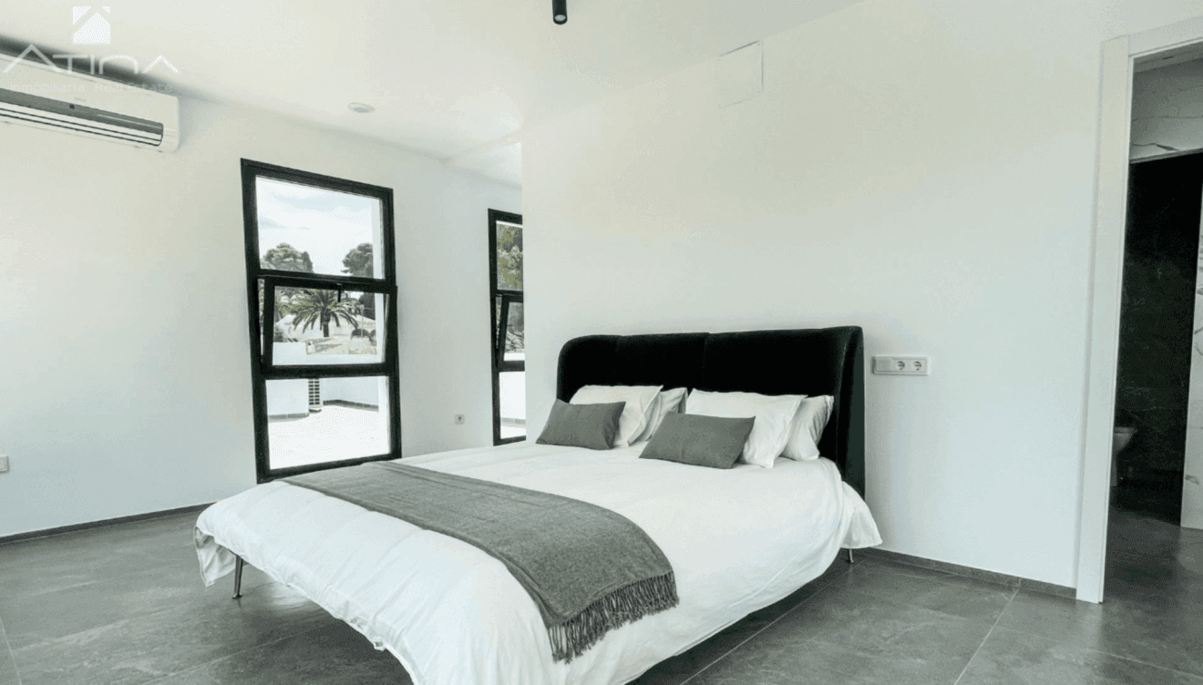 Dormitorio principal con baño en suite y vestidor