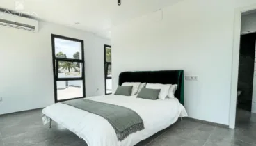 Dormitorio principal con baño en suite y vestidor