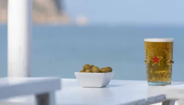 El sol, el mar y una caña helada