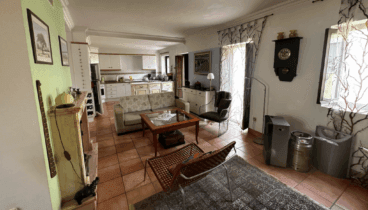 Elegante salón-comedor en la primera planta