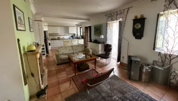 Elegante salón-comedor en la primera planta
