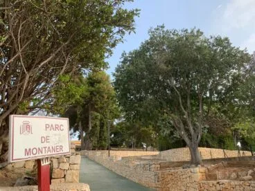 Entrada central al Parque Montaner