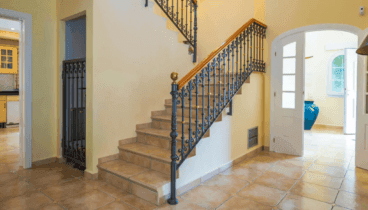 Escaleras para acceder al nivel superior