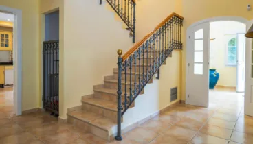 Escaleras para acceder al nivel superior